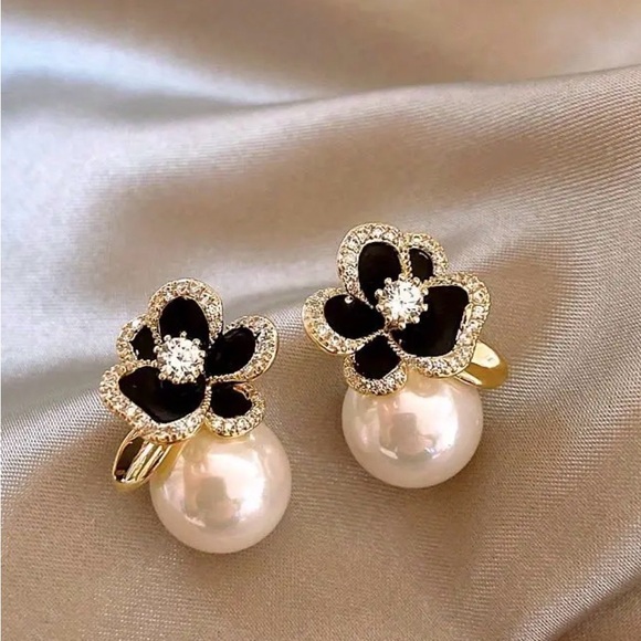 Elegant Gold and Black Floral Pearl Earrings in a Black Jewelry Box - Picture 4 of 10